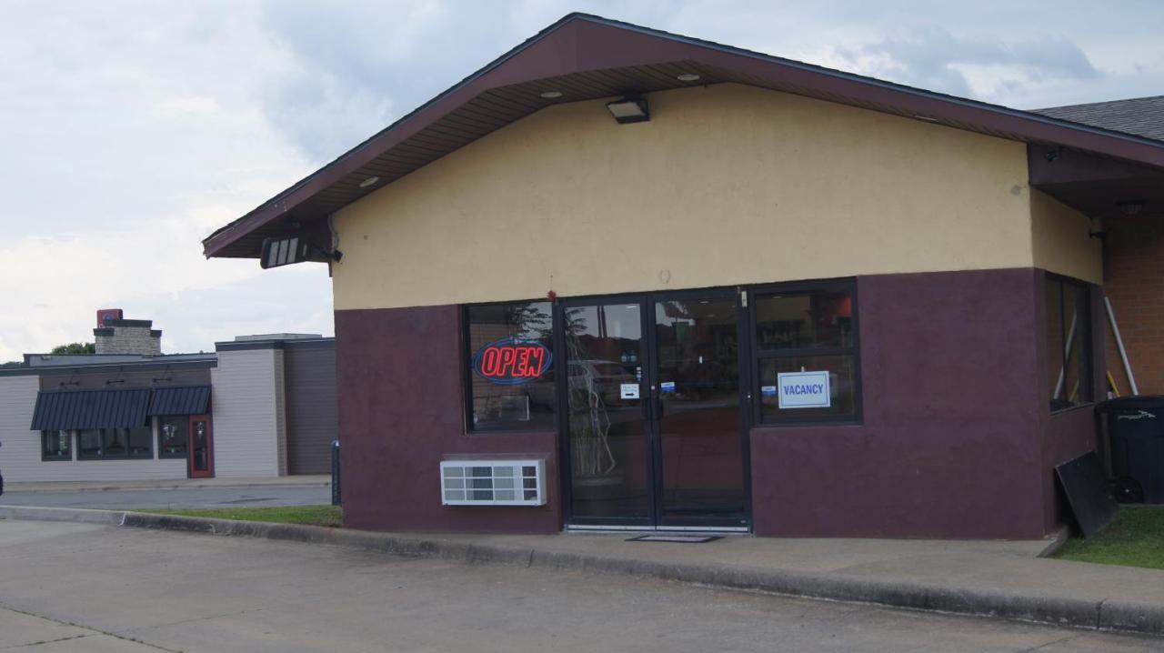 Holiday Lodge & Suites Mcalester Buitenkant foto