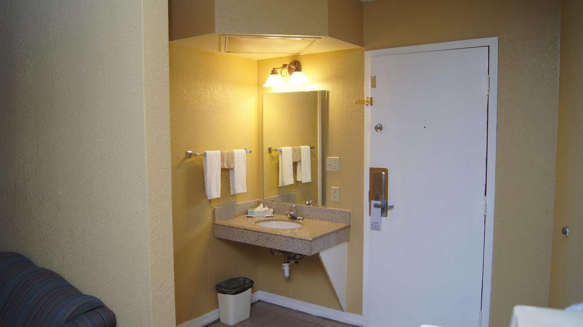 Holiday Lodge & Suites Mcalester Buitenkant foto
