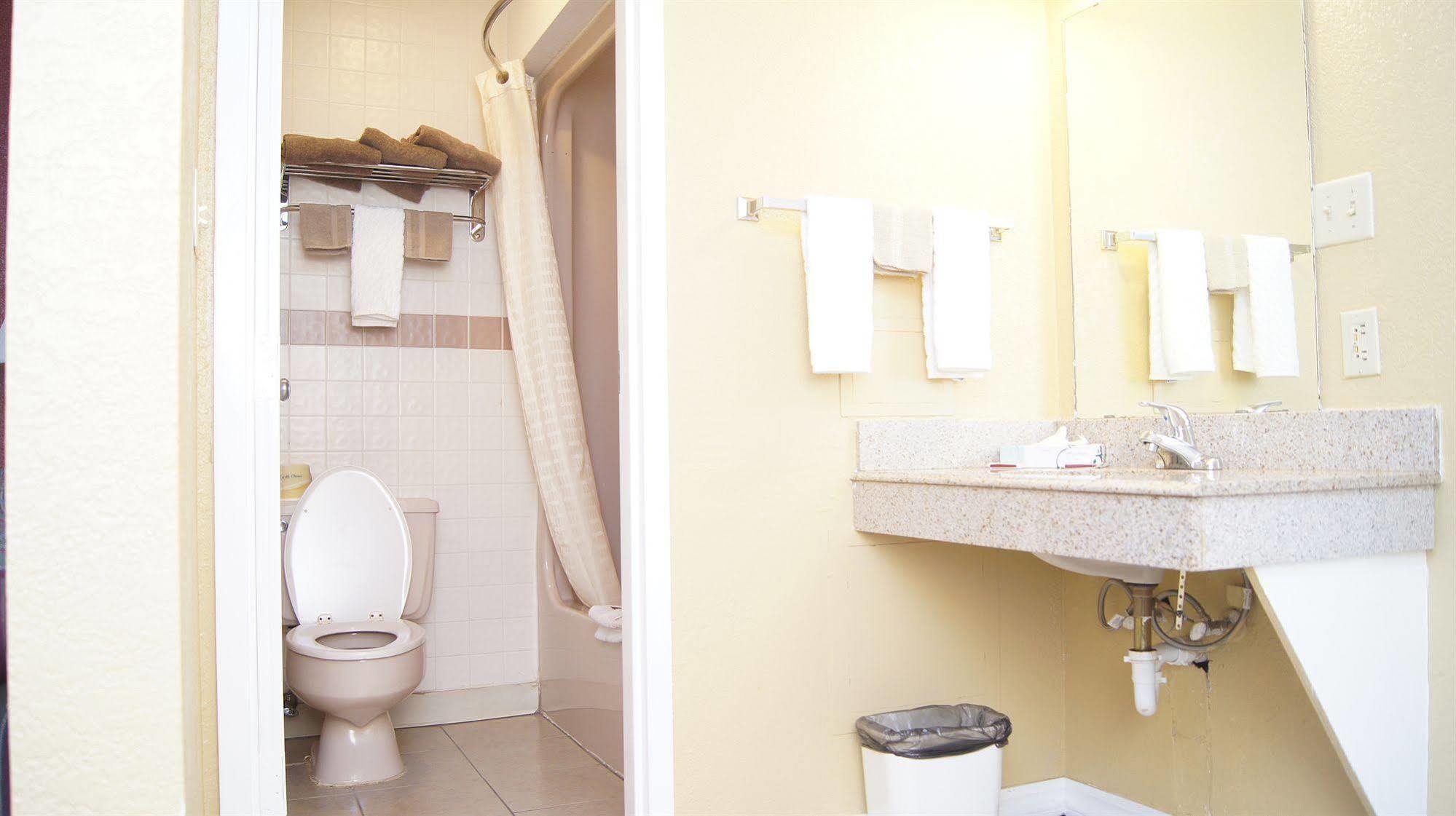Holiday Lodge & Suites Mcalester Buitenkant foto
